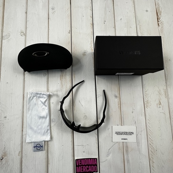 VETEMENTS SS19 SPIKED SHIELD OAKLEY 200 SHADES SUNGLASSES : BLACK - Picture 4 of 16
